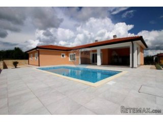 Mediteranska Villa sa bazenom na dobroj lokaciji