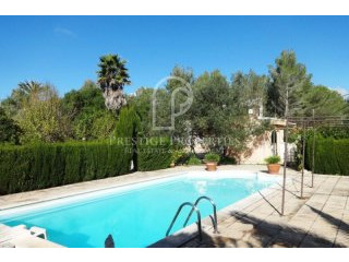 Villa with pool in the heart of the..