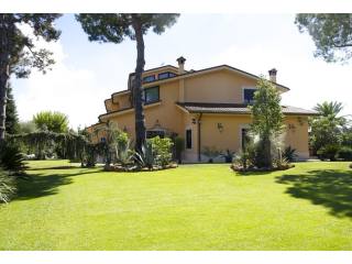 EXCLUSIVE VILLA of 900 M2 SURROUNDED by..