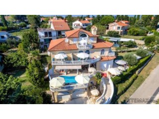 Kuća s apartmanima i bazenom u Premanturi – pogled na more!