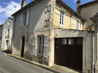 Bright Renovated Townhouse With..