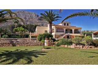 Absolutely stunning traditional villa..