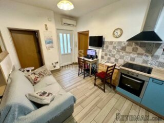 OPATIJA - CENTAR, dva stana s okućnicom u blizini mora