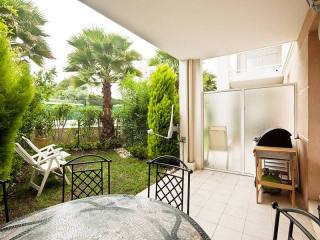 2 bedroom flat within walking distance..