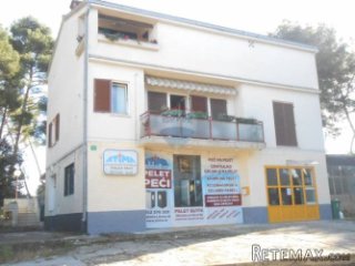 Istra, predgrađe Pule, etažirana kuća sa 2 stana i...