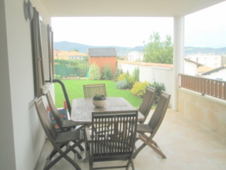 3 Bedroom Apartment 10 Minute Walk To..