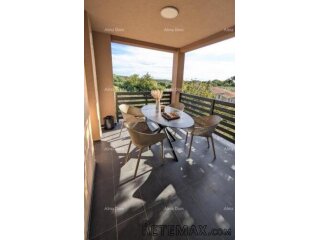BRTONIGLA, ISTRA – Moderan 3-soban apartman s vrtom i dva p..