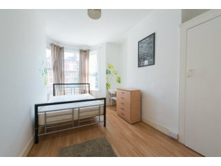 Single with double bed near Turnpike..