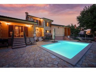 ELEGANTNA VILLA SA BAZENOM NADOMAK POREČA