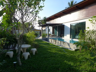 Charming, modern 2 bedroom pool house..