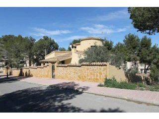 6 Bedroom 4 Bathroom Villa In..