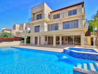 FANTASTIC 5 BEDROOM VILLA