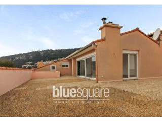 Stunning top floor 2-bedroom apartment