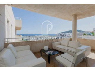 Spacious penthouse with wonderful views..