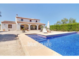 Lovely finca style villa on large plot..