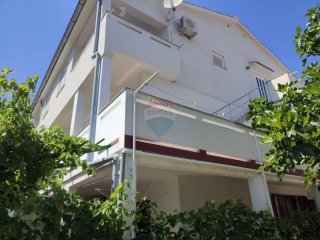 Baška -kuća sa četiri stana, pogled, terase