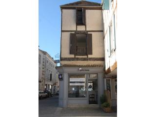 Retail outlet with appartment on the..