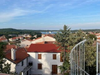 Prodaja - renovirana kuća na odličnoj lokaciji s dva a..
