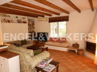 BEAUTIFUL HOUSE WITH PLOT IN LOS..