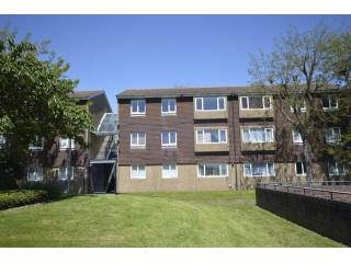 2 bedroom Flat For Rent: Bittern Close..