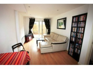 2 bedroom flat with large patio 