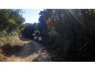 Zemljište na atraktivnoj lokaciji 100m od mora