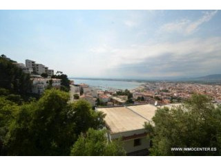 ROSES: Nice apartment with large..