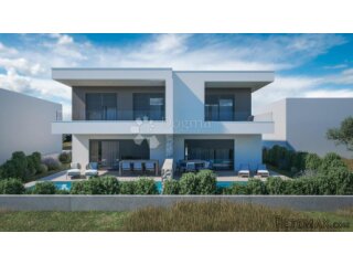 VODICE – Moderna dvojna kuća s bazenom na mirnoj lokaciji! S