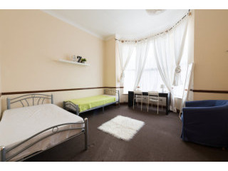 Twin with 2 single bed near Stratford..