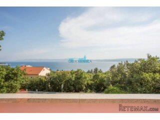 Crikvenica - kuća s 5 apartmana, garažom, 9 parkirnih m..
