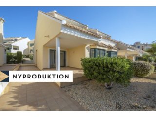 Dessa radhus ligger i Lomas de Campoamor med närhet till..