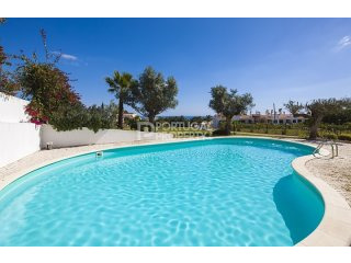 Beautiful 2 Bed Apartment with sea views