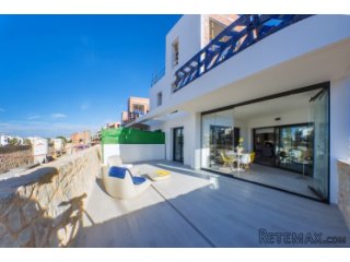 Los apartamentos se ubican en Villamartín, en un complejo..