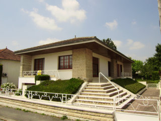 Large Detached House Close To Commerce