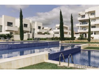 Los apartamentos se ubican en Villamartín, en un complejo..