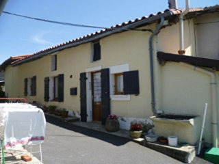 Small Renovated Cottage, Lots Of..
