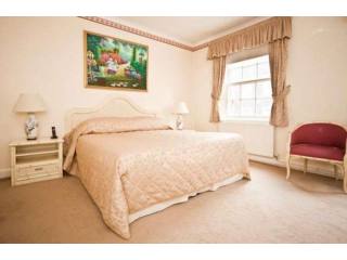 4 bed flat to rent in Chesterfield St..