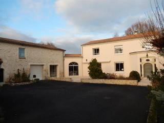 4 bedroom Villa For Sale: 79000 NIORT