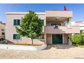 PREKRASNA KUĆA SA 5 APARTMANA