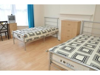 Twin with 2 single bed near Turnpike..