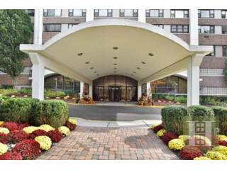 3 bedroom Apartment For Sale: 250 GORGE..