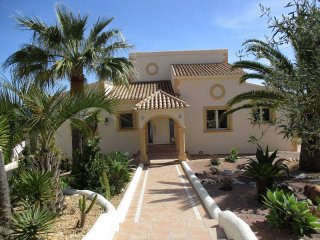 5 Bedrooms - Villa - Alicante - For Sale