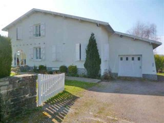 Spacious 5 Bedroom Town House With..