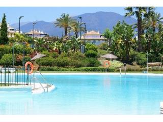 Apartment - Large 3 bedroom furnished..