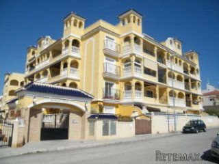 This is an exceptionally well presented corner Penthouse..