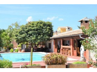 Generous country home in Santa Maria..