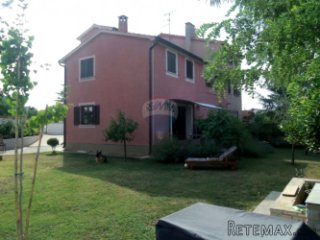 Kuća na tri etaže sa 420 m2 okućnice