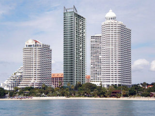 High class beachfront studio condo:..