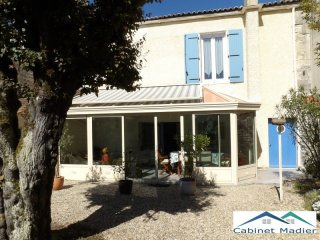 Well Renovated Townhouse With Inner..