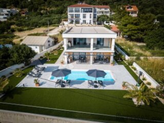 Exkluzivna vila na top lokaciji sa očaravajućim pogledom na